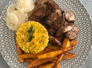Una foto de Chicharrón de Pescado con bastones de Camote, arroz con choclo y encurtido de Nabo a lo Carmelita