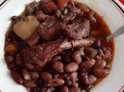 Una foto de feijoada con carne