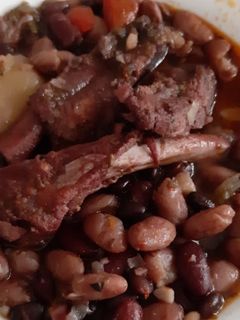 Una foto de Feijoada con cerdo