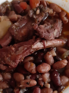 Una foto de Feijoada con cerdo