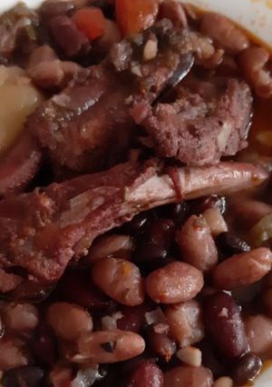 Una foto de Feijoada con cerdo