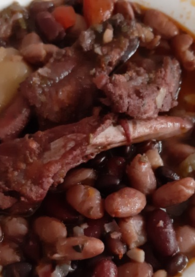 Una foto de Feijoada con cerdo