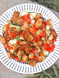 Una foto de Ensalada de calabacín tomate y tofu marinado