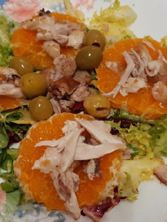 Una foto de Ensalada de pollo con naranja