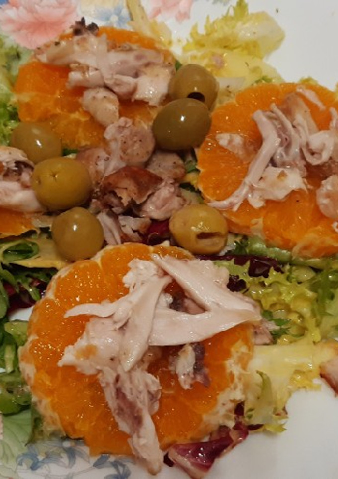 Una foto de Ensalada de pollo con naranja