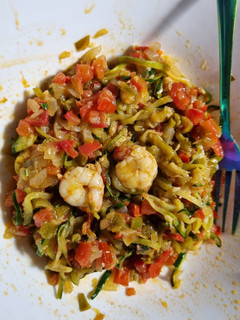 Una foto de Espaguetis de calabacín con gambas