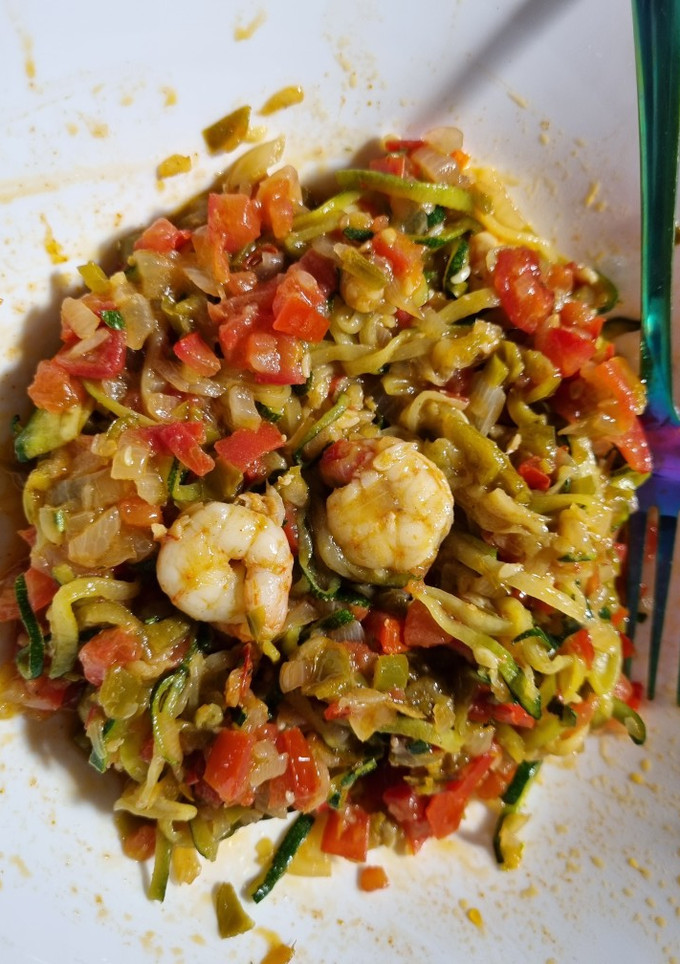 Una foto de Espaguetis de calabacín con gambas