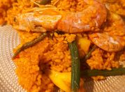 Una foto de paella de marisco en olla