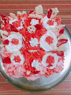 એગલેસ રેડ વેલવેટ કેક (Eggless Red Velvet Cake recipe in Gujarati) રેસીપી મુખ્ય ફોટો
