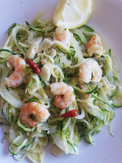 Una foto de Courgetti de Calabacín con Gambas al ajillo