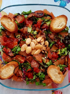 Una foto de Ensalada de salmón