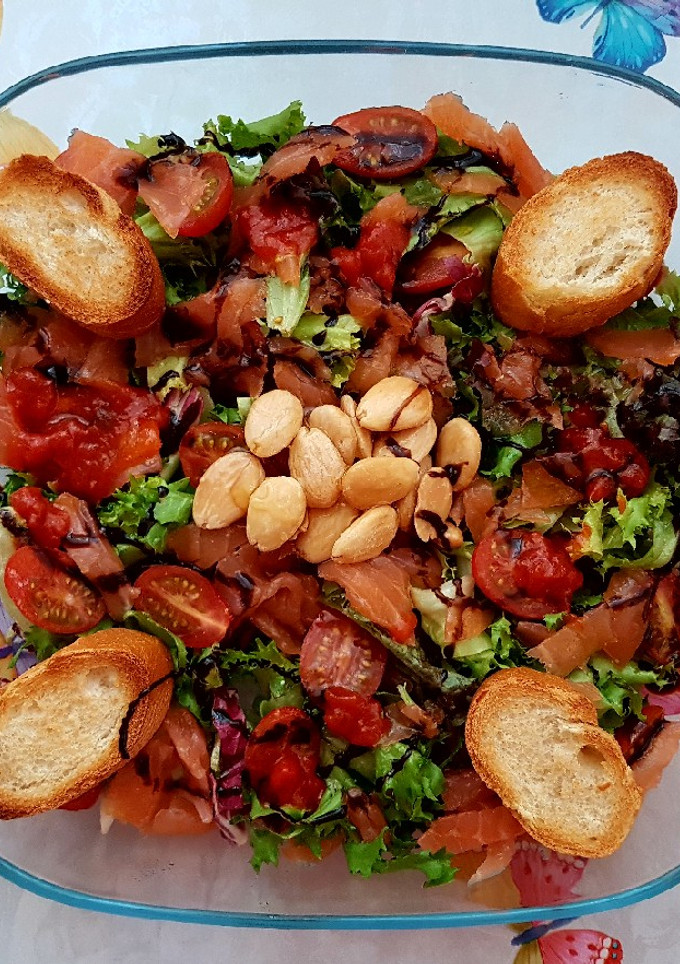 Una foto de Ensalada de salmón