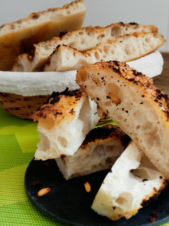 Una foto de Focaccia con tomate seco