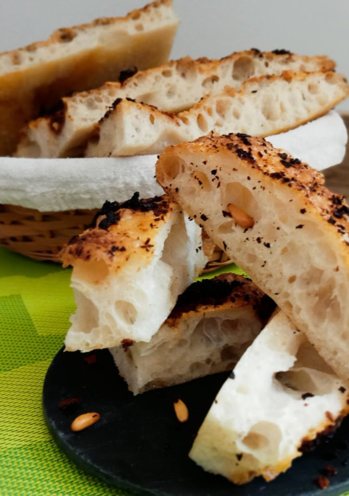Una foto de Focaccia con tomate seco