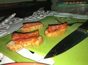 Una foto de tapas de chorizo