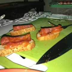 Una foto de Tapas de tomates y chorizo