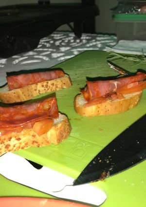 Una foto de Tapas de tomates y chorizo