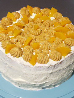 Una foto de Torta de manjar durazno crema