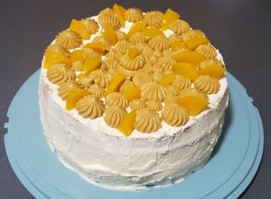 Una foto de Torta de manjar durazno crema