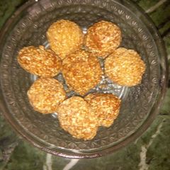 A picture of Jaggery Til ke ladoo.