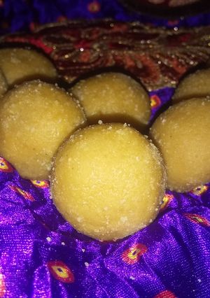 बेसन के लड्डू(Besan ke Laddu recipe in hindi) रेसिपी मुख्य फोटो