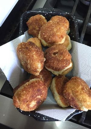 Una foto de Croquetas de puré y salchichas