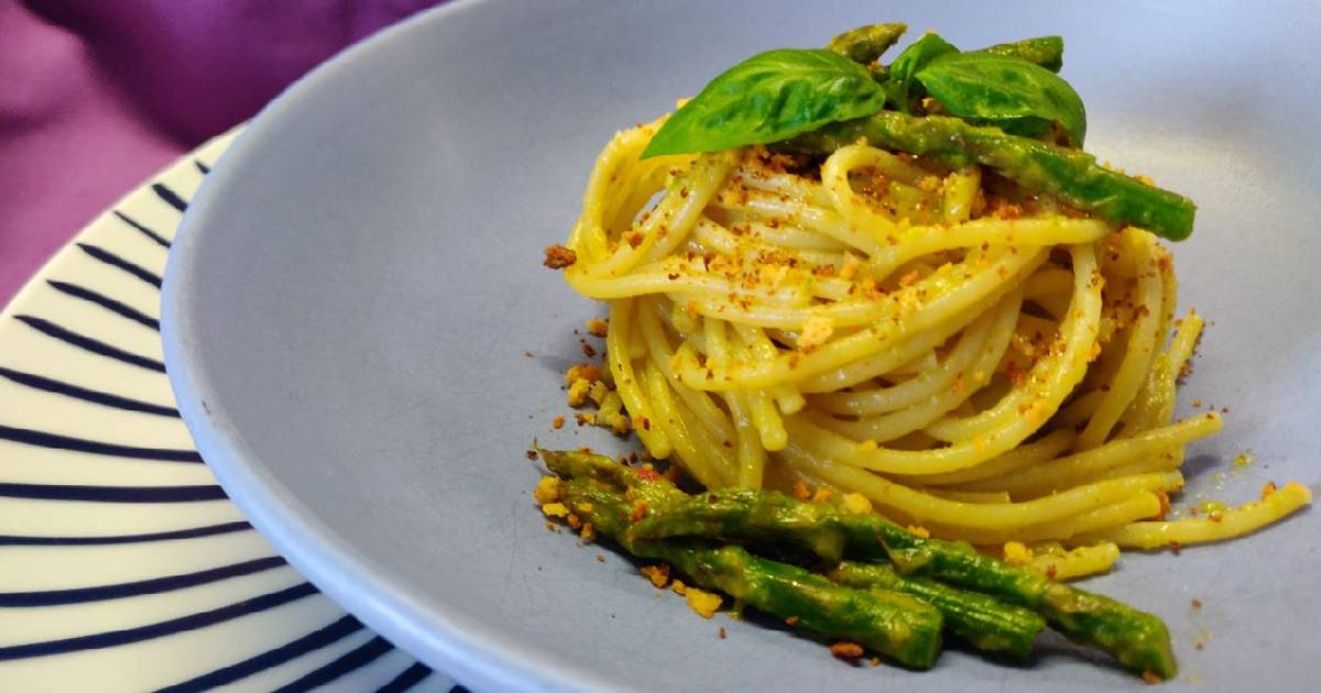 Ricetta Spaghetti con alici fresche zucchine e pan grattato abbrustolito di  Francesca Casa - Cookpad