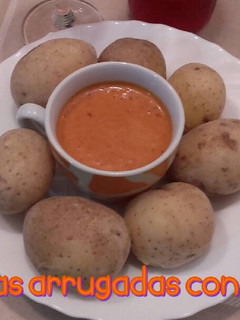 Una foto de Papas arrugadas con mojo*