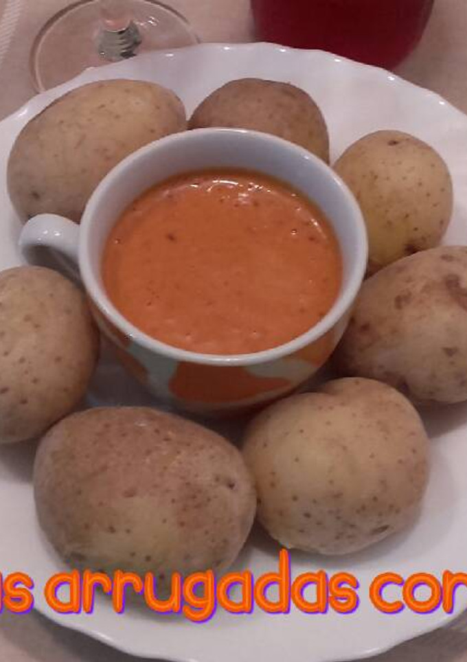 Una foto de Papas arrugadas con mojo*