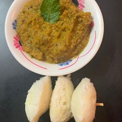 Vegetable chuntey with idli A picture of Vegetable chuntey with idli.