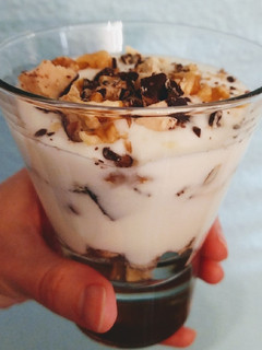 Una foto de Yogur con turrón de bombón nata y nueces