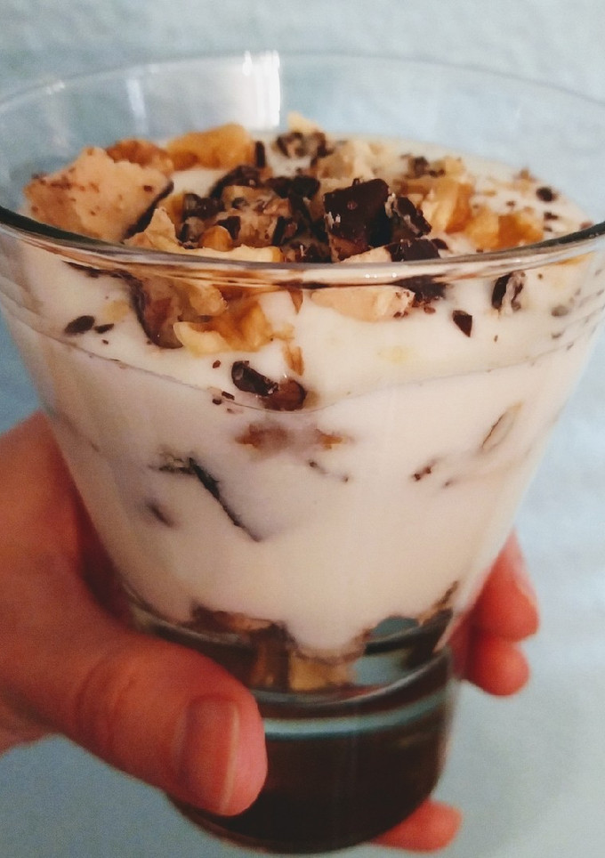 Una foto de Yogur con turrón de bombón nata y nueces