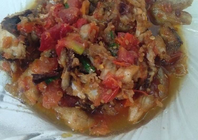 Ikan sambal tomat kemangi
