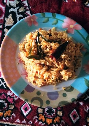 A picture of Tamarind rice /pulihora.