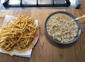 Foto principal de Pollo en salsa c/ patatas fritas crujientes