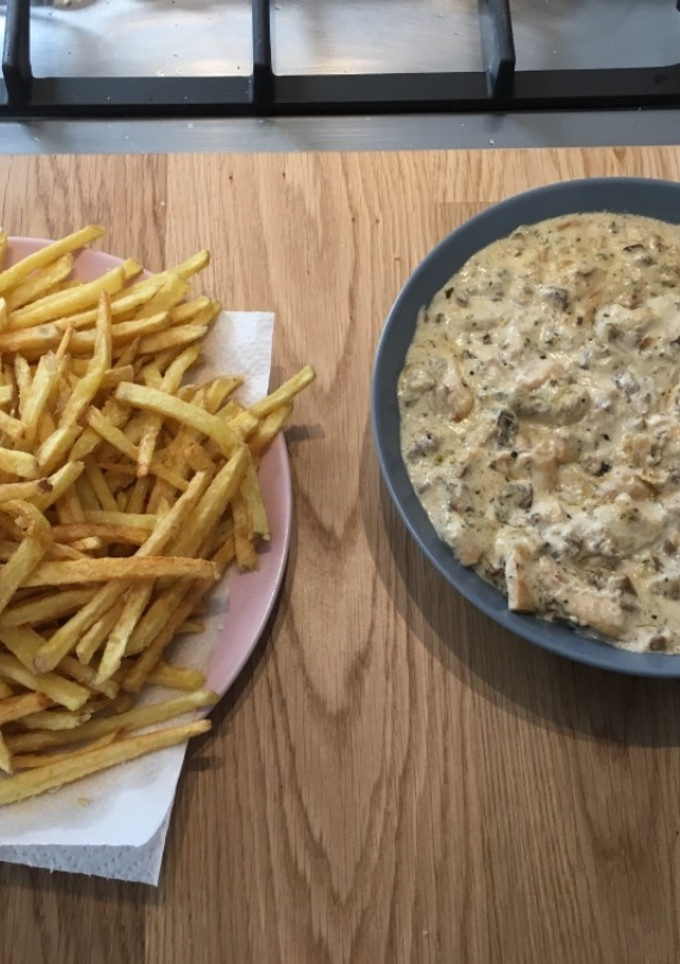 Una foto de Pollo en salsa c/ patatas fritas crujientes