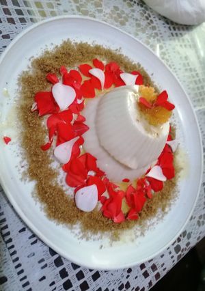 Una foto de Primavera de panna cotta de coco con coulis de naranja