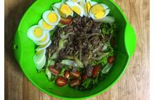 Salad trộn thịt bò xào và trứng luộc