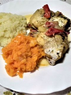 Una foto de Rollos de pescado al horno con puré  colorido
