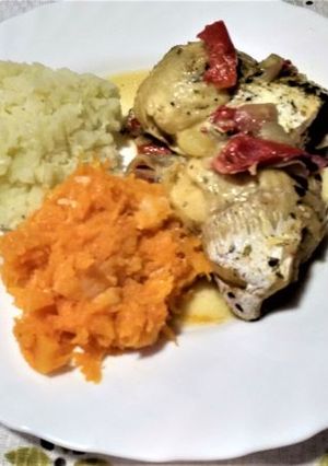 Una foto de Rollos de pescado al horno con puré  colorido