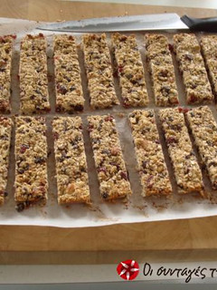 A picture of Σπιτικές μπάρες δημητριακών (granola).
