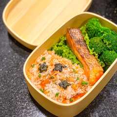 รูปของ Salmon donburi bento box