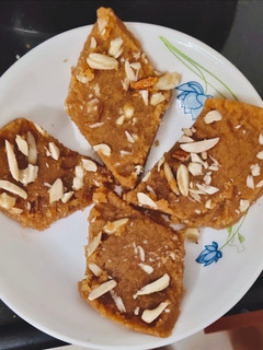 સુખડી (Sukhadi Recipe In Gujarati) રેસીપી મુખ્ય ફોટો