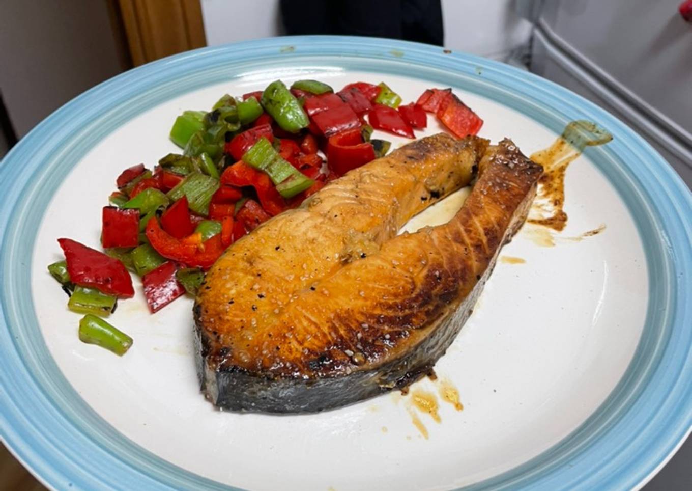 Salmón con pimientos y salsa de soja
