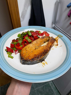 Una foto de Salmón con pimientos y salsa de soja