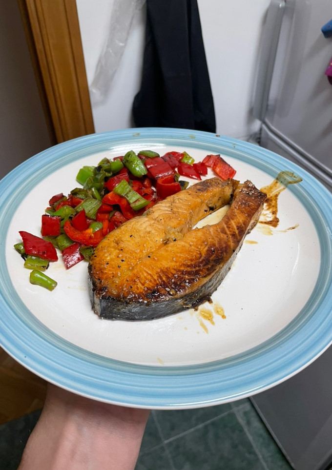 Una foto de Salmón con pimientos y salsa de soja