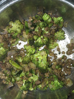 A picture of Stir fry brocolli with minced beef.