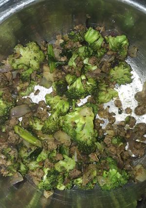 A picture of Stir fry brocolli with minced beef.