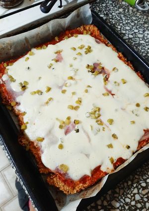 Una foto de Pizza con masa de coliflor y avena