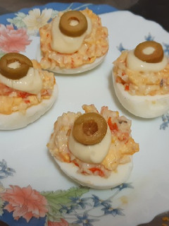 Una foto de Huevos rellenos de langostinos y surimi